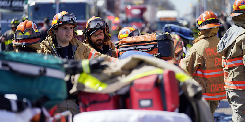 Personale d'emergenza all'entrata della metropolitana nel distretto di Brooklyn, a New York (AP Photo/John Minchillo)