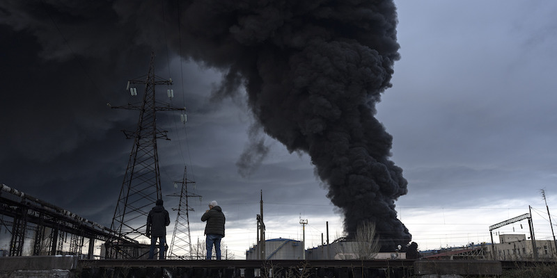 Il fumo delle esplosioni a Odessa (AP Photo/Petros Giannakouris)