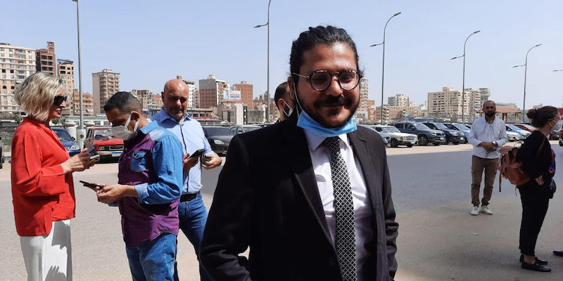 Patrick Zaki davanti al Palazzo di Giustizia di Mansura, in Egitto, dove stamattina si è tenuta la quinta udienza del processo a suo carico (ANSA/ Rodolfo Calù)