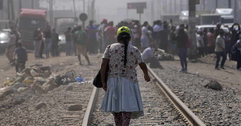 Persone che occupano i binari della linea ferroviaria a Huaycán, vicino a Lima, Perù, lunedì 4 aprile (AP Photo/ Martin Mejia)