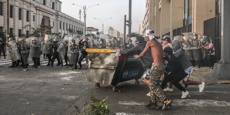 Scontri tra manifestanti e polizia a Lima, la capitale del Perù, martedì 5 aprile (AP Photo/ Aldair Mejia)