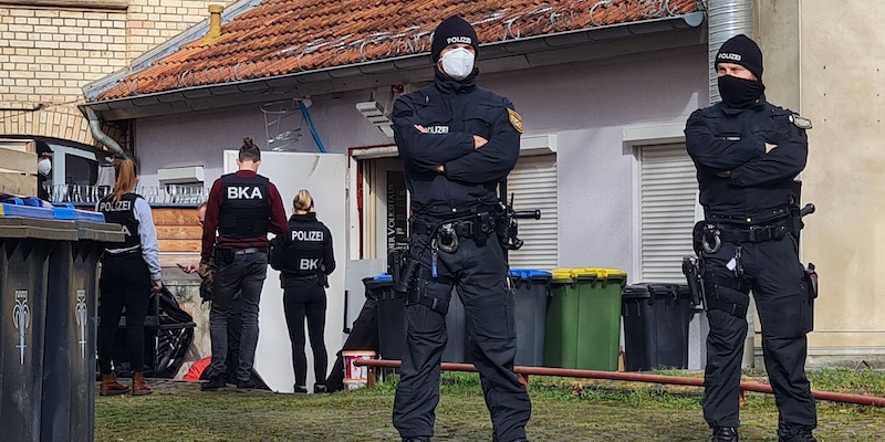 Poliziotti tedeschi durante una perquisizione, il 6 aprile 2022 (Martin Wichmann TV/dpa via AP)
