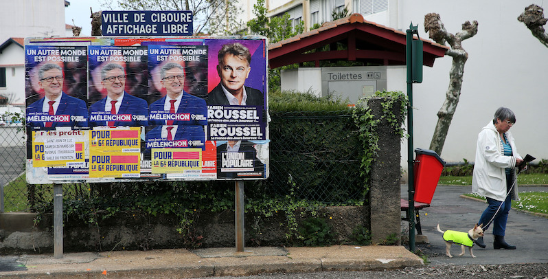Manifesti elettorali a Ciboure, 31 marzo 2022 (AP Photo/Bob Edme)