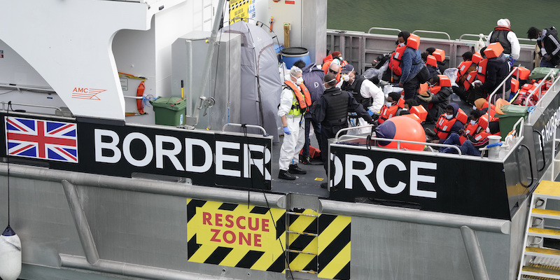 Alcuni migranti su un'imbarcazione della guardia di frontiera britannica (AP Photo/Matt Dunham)