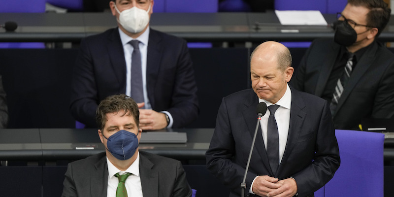 Scholz in Parlamento, 6 aprile 2022 (AP Photo/Markus Schreiber)