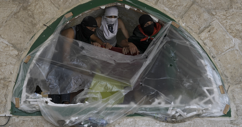 Alcuni palestinesi durante gli scontri (AP Photo/Mahmoud Illean)