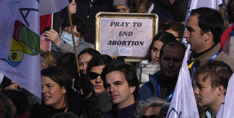 Una manifestazione di antiabortisti a Madrid, 28 novembre 2021 (AP Photo/Paul White)