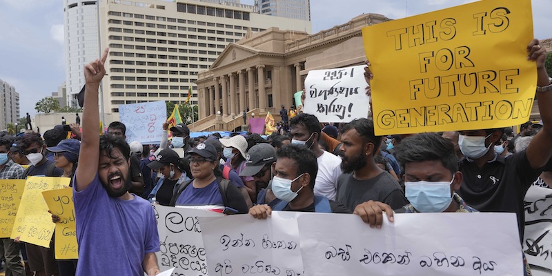 Una protesta antigovernativa a Colombo, in Sri Lanka, il 12 aprile 2022 (AP Photo/Eranga Jayawardena)