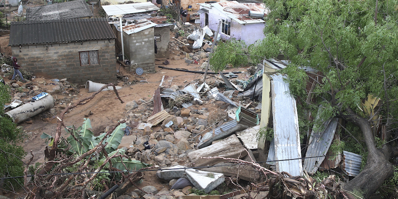 Edifici distrutti a Ntuzuma, poco fuori Durban, Sudafrica, martedì 12 aprile (AP Photo/ Str)