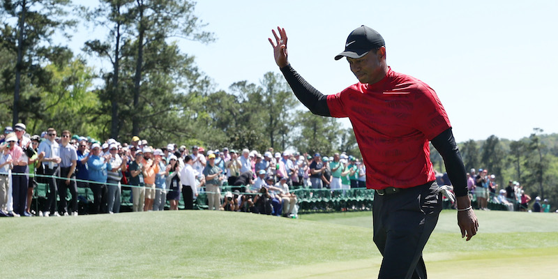 Tiger Woods saluta il pubblico al round finale del Masters di Augusta (Gregory Shamus/Getty Images)
