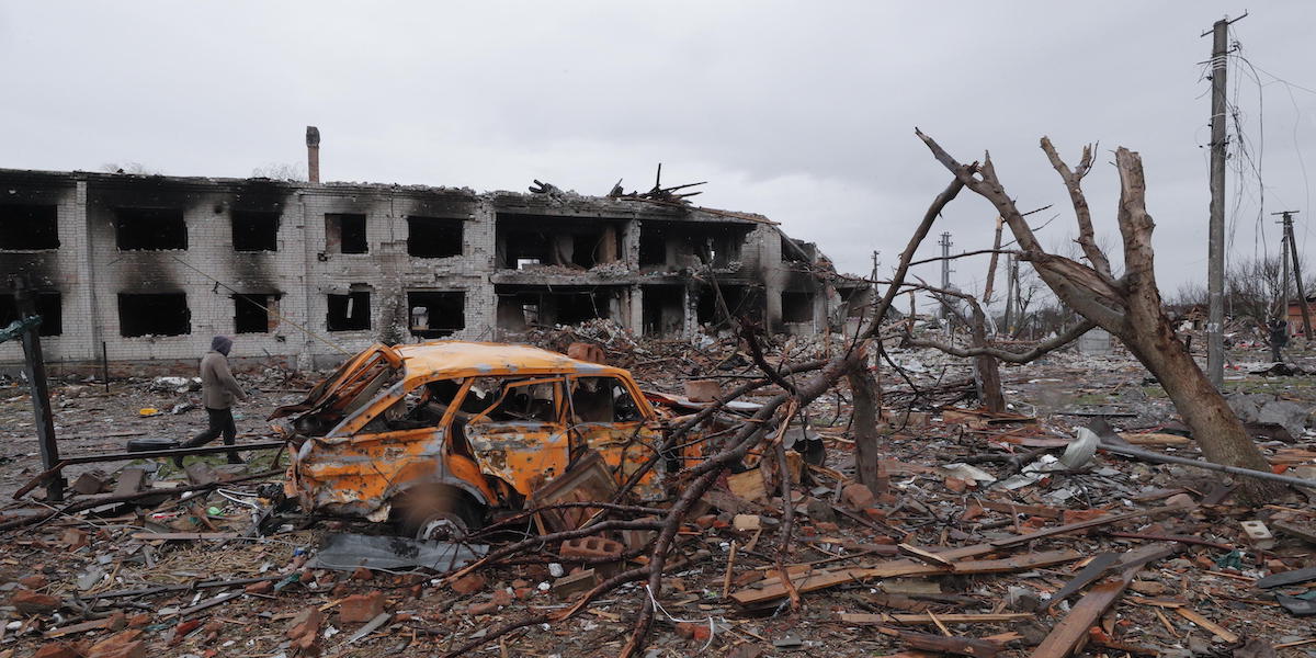 Un edificio distrutto a Chernihiv (EPA/ Sergey Dolzhenko)