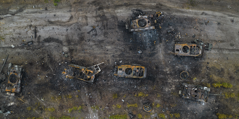 Alcuni veicoli corazzati russi, distrutti (AP Photo/Rodrigo Abd)