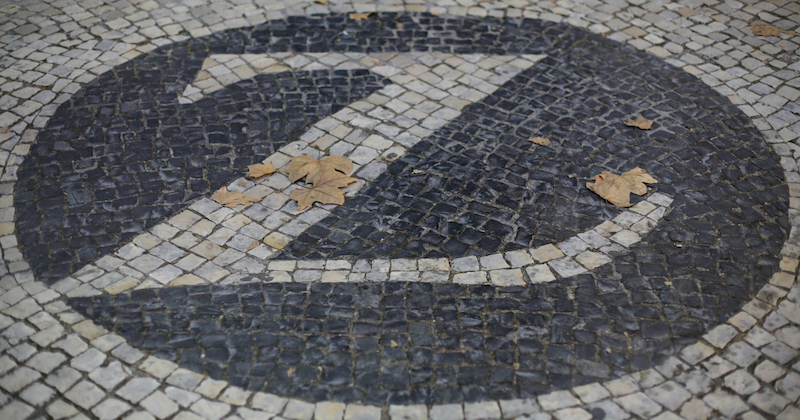 Il logo della compagnia di assicurazioni Zurich, fuori da una sua sede a Lisbona, in Portogallo (AP Photo/Armando Franca)
