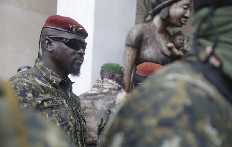 Il capo della giunta militare della Guinea ha annunciato un passaggio al potere civile in tre anni
