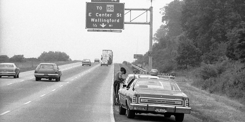 Un poliziotto multa un automobilista in Connecticut nel 1978. (AP Photo/Bob Child)