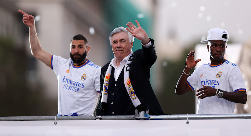 Karim Benzema, Carlo Ancelotti e Vinicius Junior. (Gonzalo Arroyo Moreno/Getty Images)