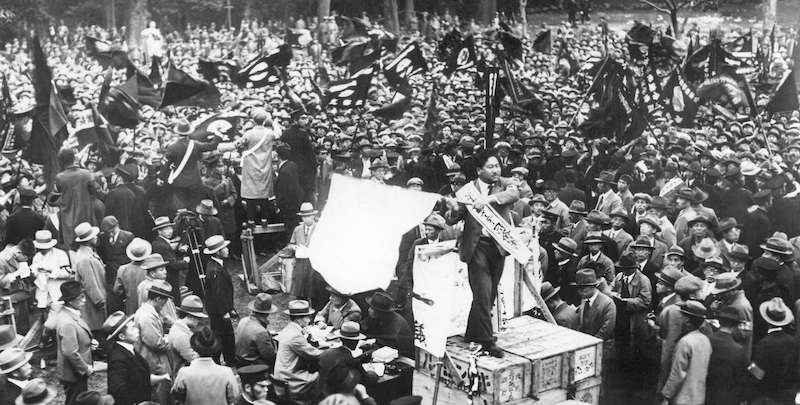 Una manifestazione di lavoratori a Tokyo, il primo maggio 1930 (AP Photo, La Presse)