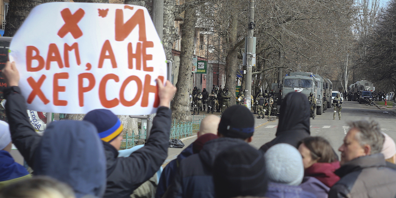 Una manifestazione contro l'occupazione russa organizzata a Kherson a metà marzo (AP Photo/Olexandr Chornyi)