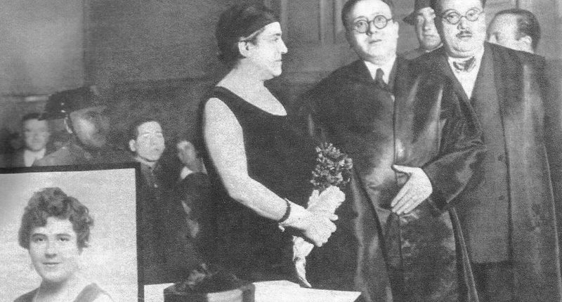 Aurora Rodríguez Carballeira al funerale della figlia, Hildegart Rodríguez Carballeira (Biblioteca Nazionale spagnola, Wikimedia Commons)