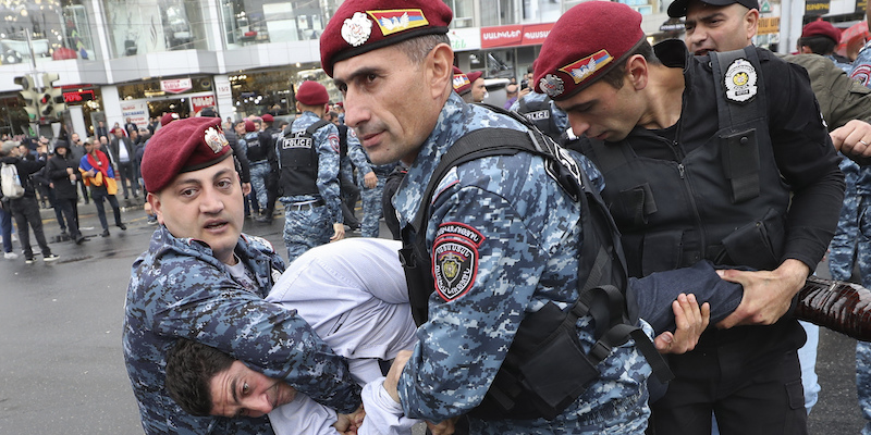 La polizia armena blocca un manifestante a Yerevan, il 2 maggio del 2022 (Vahram Baghdasaryan/Photolure via AP)