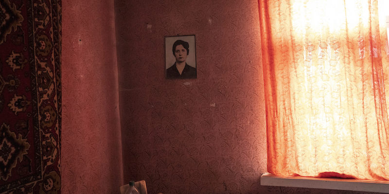 La foto di una donna in un appartamento nei pressi di Kiev (AP Photo/Rodrigo Abd)