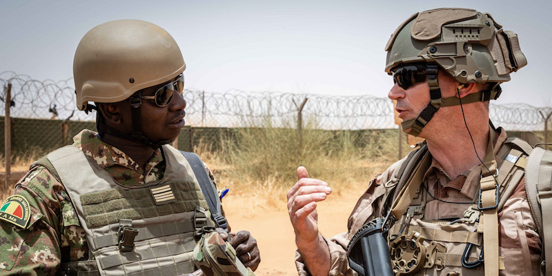 Un soldato francese e un soldato maliano, nel 2022 (French Army via AP)