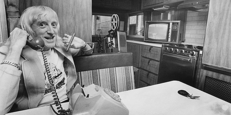 Jimmy Savile in una foto del 1973 (Michael Fresco/ Evening Standard/ Getty Images)