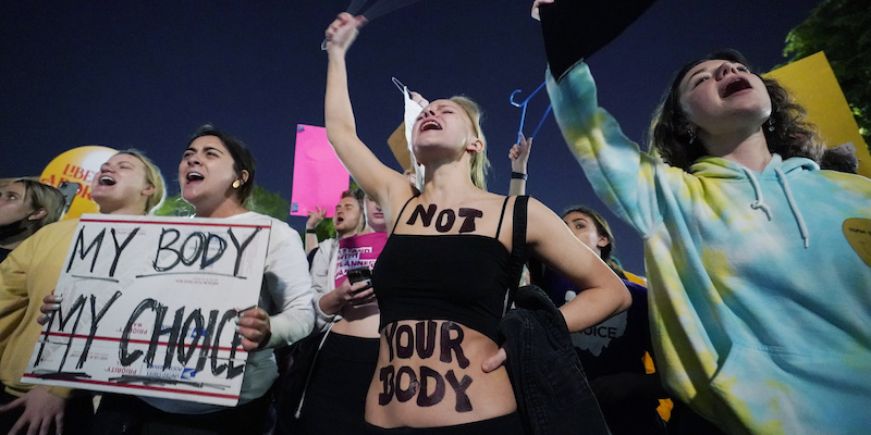 Un gruppo di manifestanti in favore del diritto all'aborto davanti alla Corte Suprema degli Stati Uniti, lunedì 2 maggio (AP Photo/ Alex Brandon)