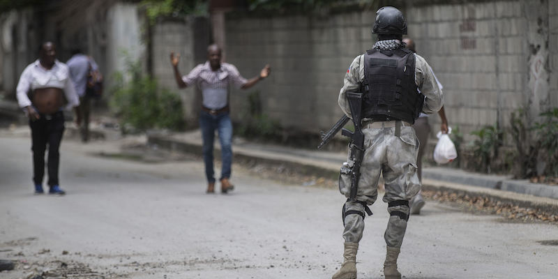 Un poliziotto haitiano pattuglia una strada di Port-au-Prince (AP Photo/Odelyn Joseph)