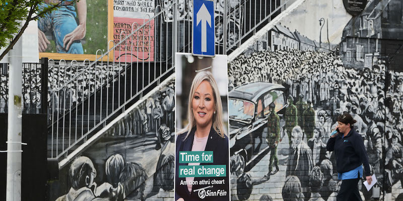 Un manifesto elettorale del Sinn Féin a Belfast, in Irlanda del Nord, il 25 aprile del 2022 (Charles McQuillan/Getty Images)