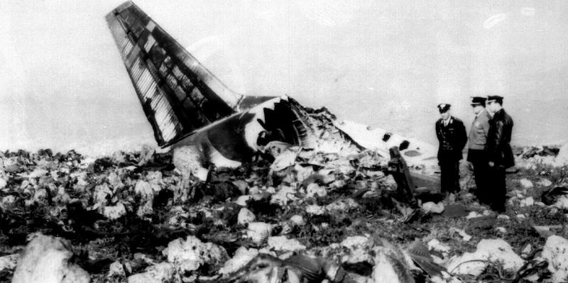 I rottami del DC-8 dell'Alitalia che il 5 maggio 1972 si schiantò contro Montagna Longa (ANSA/ ARCHIVIO)