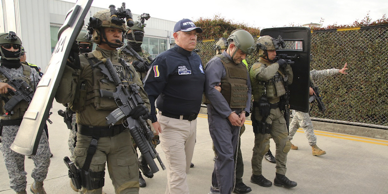 Il narcotrafficante Dario Antonio Úsuga, detto Otoniel, viene estradato negli Stati Uniti (Colombian presidential press office via AP)