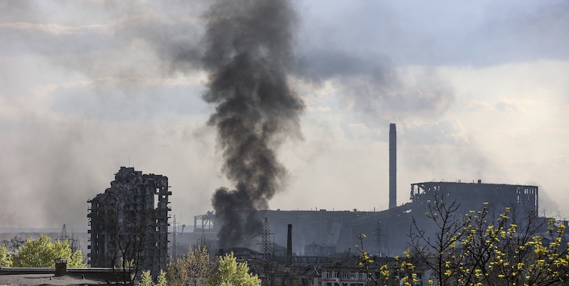 L'acciaieria Azovstal, il 4 maggio (AP Photo/Alexei Alexandrov)