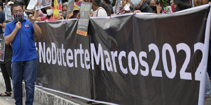 Una protesta contro la candidatura a presidente di Ferdinand Marcos Jr., figlio dell'ex dittatore filippino Ferdinand Marcos (AP Photo/Aaron Favila)