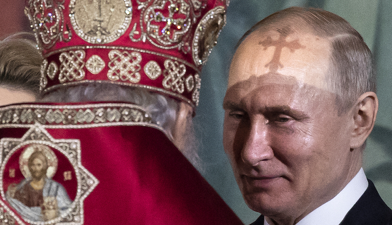 Vladimir Putin e il Patriarca Kirill I, di spalle, nel 2019 (AP Photo/Alexander Zemlianichenko, File)