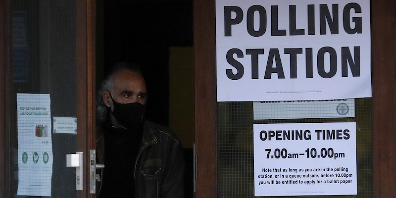 Un seggio elettorale a Londra, nel 2019 (AP Photo/Frank Augstein)