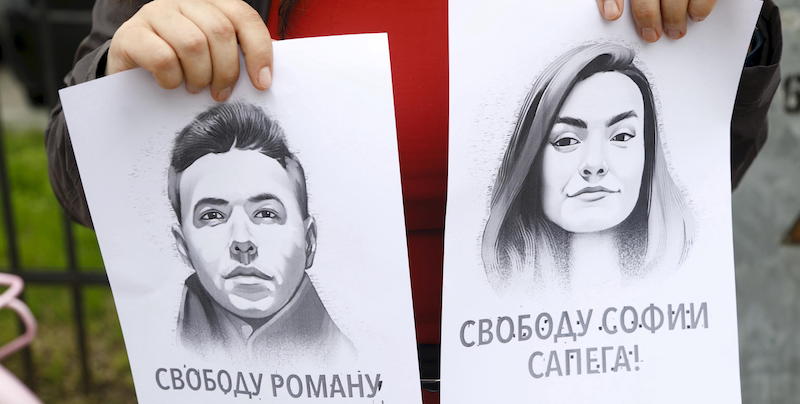 I ritratti di Roman Protasevich e di Sofia Sapega esposti durante una manifestazione organizzata in loro sostegno a Riga, in Lettonia (ANSA/EPA/TOMS KALNINS)