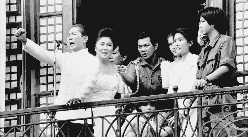 La famiglia Marcos nel 1986: Marcos Jr., attuale candidato presidenziale, è a destra (AP Photo/Bullit Marquez, File)
