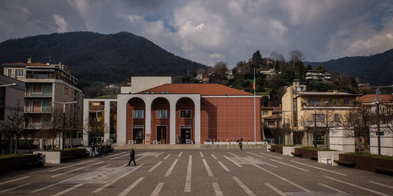 La piazza del Municipio di Nembro, in provincia di Bergamo, il 7 marzo 2020 (ANSA/ MATTEO CORNER)