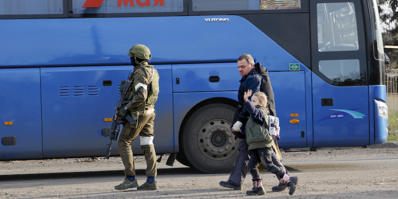 Un uomo e una bambina lasciano l'acciaieria (AP Photo/Alexei Alexandrov)