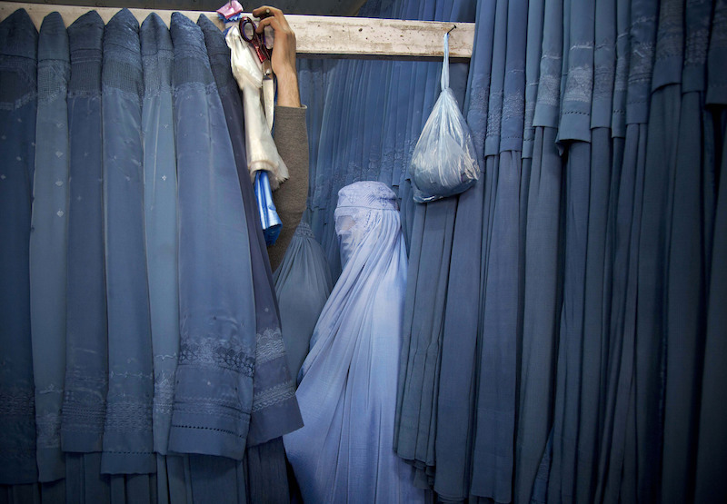 I talebani in Afghanistan hanno imposto alle donne l'obbligo di indossare il burqa