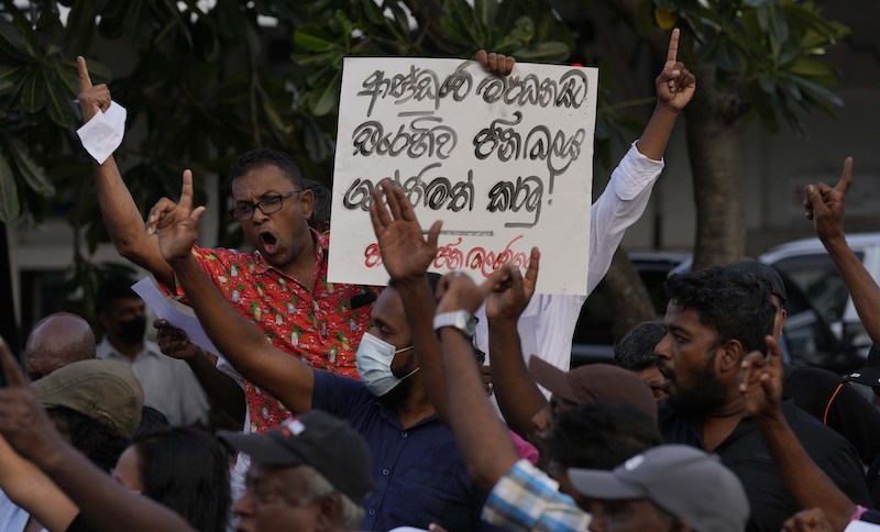 Proteste a Colombo, la capitale dello Sri Lanka (AP Photo/Eranga Jayawardena)