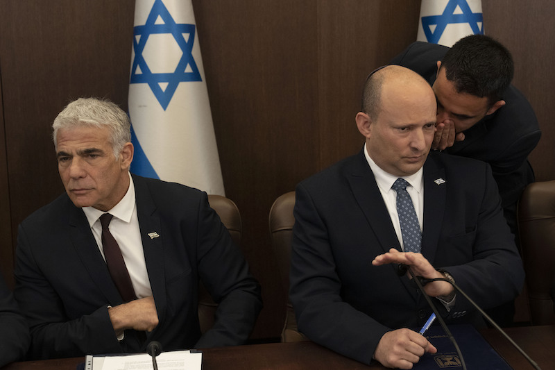 Il primo ministro israeliano Naftali Bennett, a destra (AP Photo/Maya Alleruzzo, Pool)