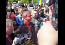 L'ambasciatore russo in Polonia è stato cosparso di vernice rossa da alcuni manifestanti