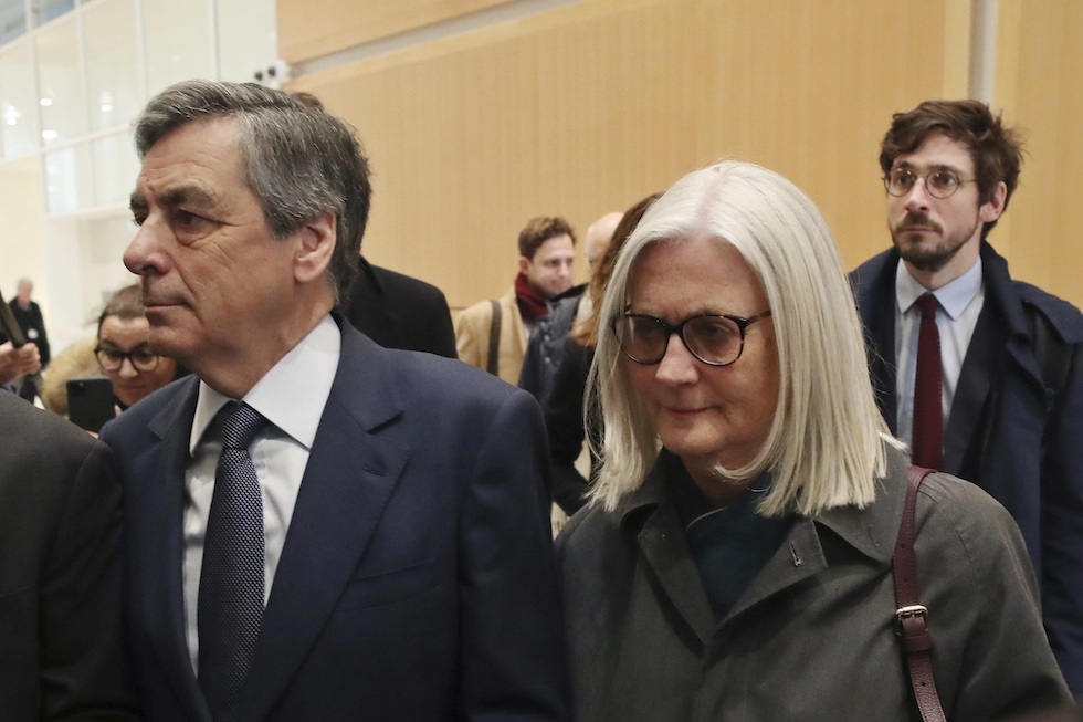François Fillon con la moglie Penelope al tribunale di Parigi nel 2020, Francia (AP Photo/Thibault Camus, File)