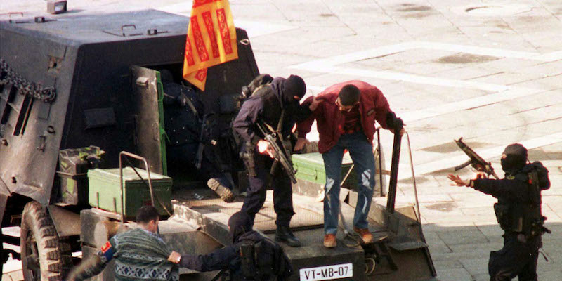 Il momento dell'arresto dei membri del gruppo a bordo del "tanko". (Andrea Merola/Ansa/Do)