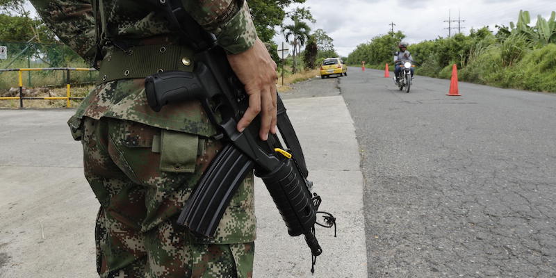 Alcuni soldati pattugliano una strada a Carepa, nel dipartimento di Antioquia, nel nord della Colombia (EPA/ Mauricio Dueñas Castañeda via ANSA)