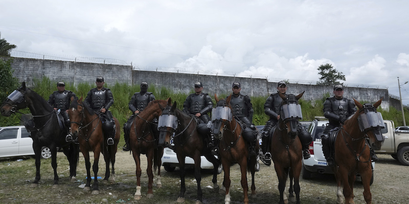 44 persone sono state uccise durante violenti scontri tra gruppi rivali in un carcere dell'Ecuador