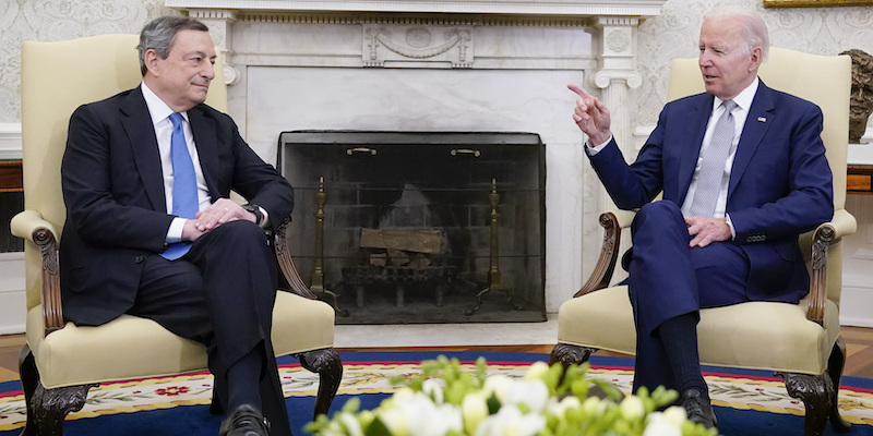 Il presidente del Consiglio Mario Draghi nello Studio Ovale della Casa Bianca col presidente degli Stati Uniti Joe Biden, 10 maggio 2022 (AP Photo/Manuel Balce Ceneta, La Presse)