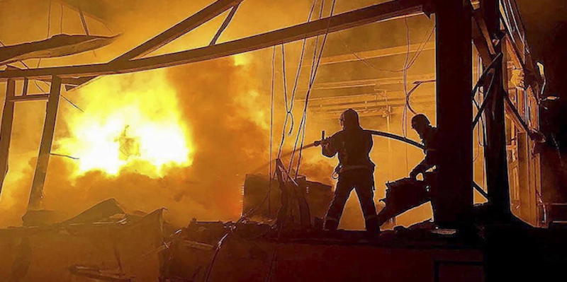 Vigili del fuoco spengono un incendio causato da un attacco missilistico russo in un centro commerciale di Odessa (ANSA/EPA/STATE EMERGENCY SERVICE OF UKRAINE)